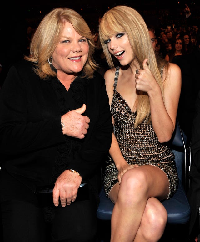 taylor swift and her mom at AMAs 2010