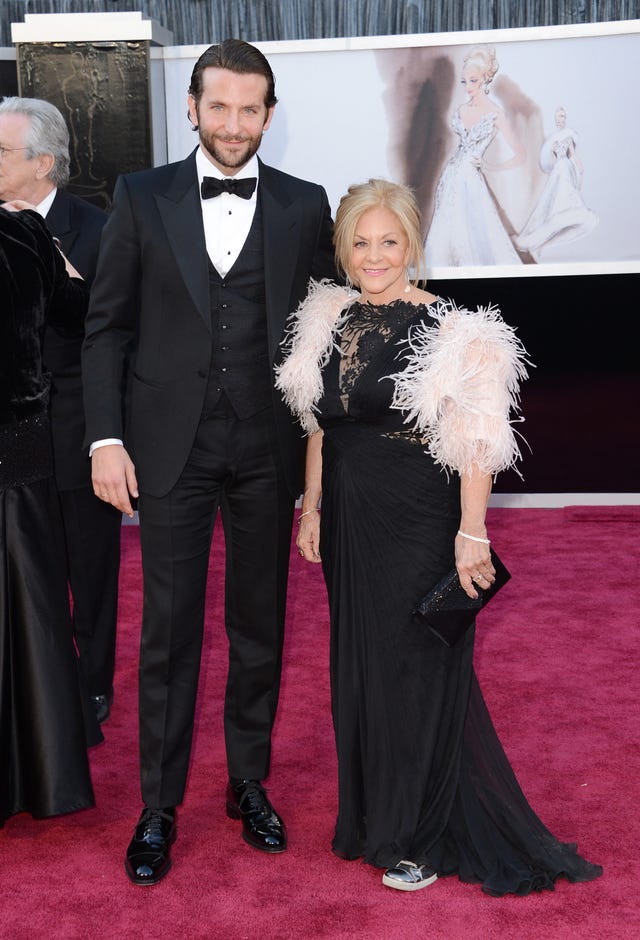 bradley cooper and his mom at the 2013 oscars